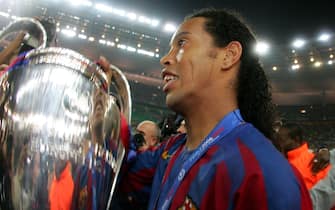 ©Jonathan Moscrop - LaPresse
17-05-2006 Parigi ( Francia )
Sport Calcio
Barcellona - Arsenal - 2006 UEFA Champions League Final - Parigi
Nella foto: Ronaldinho con la coppa