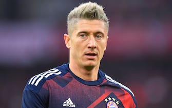 MUNICH, GERMANY - NOVEMBER 18: Robert Lewandowski of Bayern Muenchen with blond hair before the Bundesliga match between FC Bayern Muenchen and FC Augsburg at Allianz Arena on November 18, 2017 in Munich, Germany. (Photo by Sebastian Widmann/Bongarts/Getty Images)