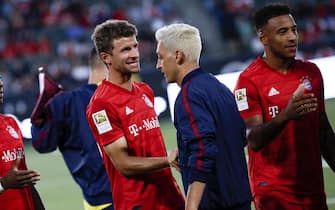 epa07723717 Thomas Muller (C, left) of FC Bayern Munich shakes hands with Mesut Oezil of Arsenal FC (C, right) prior to the match between FC Bayern Munich and Arsenal FC at Dignity Health Sports Park in Carson, California, USA, 17 July 2019.  EPA/ETIENNE LAURENT