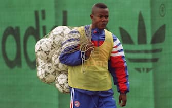 Samuel Kuffour, 20jÃ¤hriger Abwehrspieler des FC Bayern MÃ¼nchen, schleppt am 19.3.1997 beim Training seiner Mannschaft ein Netz mit BÃ¤llen.      (Photo by /picture alliance via Getty Images)