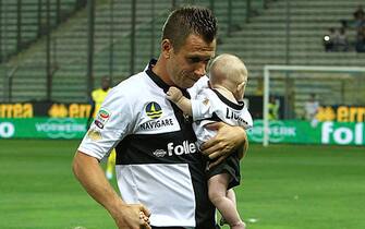 177648846 PARMA, ITALY - AUGUST 25: Antonio Cassano of Parma FC with his sons Christpher (L) and Lionel (R) before the Serie A match between Parma FC and AC Chievo Verona at Stadio Ennio Tardini on August 25, 2013 in Parma, Italy. (Photo by Marco Luzzani/Getty Images)