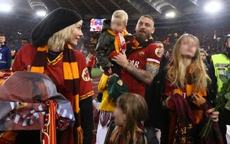 1146421849 Daniele De Rossi of Roma with the wife Sarah Felberbaum and the sons during the victory lap at the end of the Italian Serie A football match AS Roma v Parma at the Olimpico Stadium in Rome, Italy on May 26, 2019
(Photo by Matteo Ciambelli/NurPhoto via Getty Images)