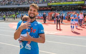 Foto Alessandro Garofalo/LaPresse 
15 Maggio 2022 Napoli, Italia 
sport calcio 
SSC Napoli vs Genoa - Campionato di calcio Serie A 2021/2022 - stadio Maradona.
Nella foto:  Dries Mertens (Napoli)  

Photo Alessandro Garofalo/LaPresse 
May 15, 2022 Napoli, Italy 
sport soccer 
Napoli vs Genoa  - Italian Football Championship League A 2021/2022 - Maradona stadium.
In the pic:   Dries Mertens (Napoli)  