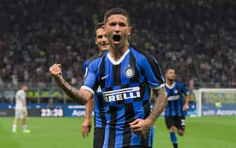 Inter Milan's Italian midfielder Stefano Sensi celebrates after scoring during the Italian Serie A football match Inter Milan vs US Lecce on August 26, 2019 at the San Siro stadium in Milan. (Photo by Miguel MEDINA / AFP)        (Photo credit should read MIGUEL MEDINA/AFP via Getty Images)