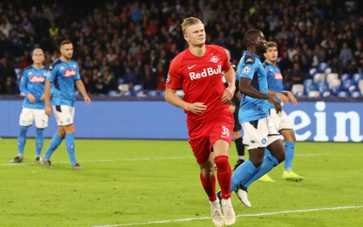 L'esultaza di Haaland dopo il gol dello 0-1 in Napoli-Salisburgo