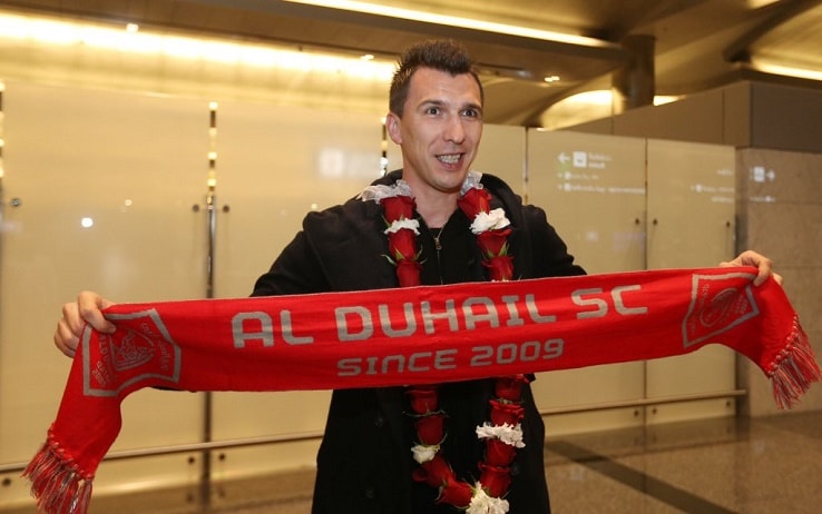 Mandzukic in posa con la sciarpa dell'Al-Duhail