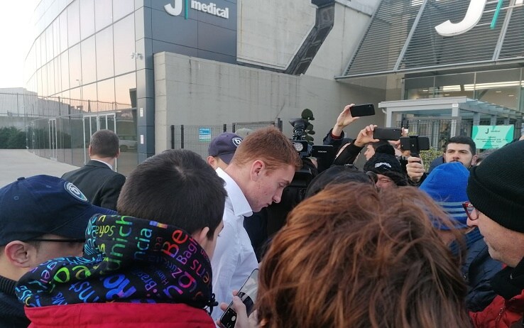Kulusevski firma autografi prima delle visite mediche