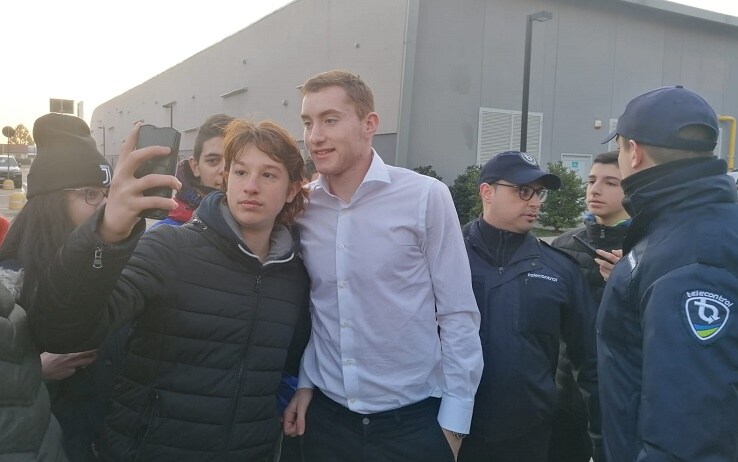 Il centrocampista scatta alcune foto con i tifosi bianconeri