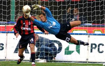 10 Feb 2002:  Oscar Cordoba of Perugia makes a save during the Serie A match between AC Milan and Perugia, played at the Giuseppe Meazza Stadium, San Siro, Milan.   DIGITAL IMAGE Mandatory Credit: Grazia Neri/ALLSPORT