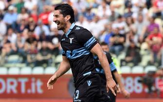 MODENA, ITALY - MAY 08:  (L) Milan Bisevac of SS Lazio celebrates his first goal during the Serie A match between Carpi FC and SS Lazio at Alberto Braglia Stadium on May 8, 2016 in Modena, Italy.  (Photo by Pier Marco Tacca/Getty Images)