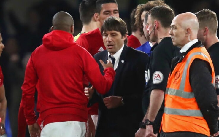 Il saluto fra Young e Conte al termine di un United-Chelsea Il saluto fra Young e Conte al termine di un United-Chelsea