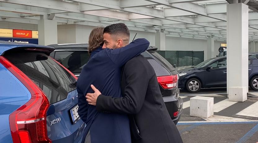 L'abbraccio a Linate con il suo agente Davide Lippi Spinazzola a Linate