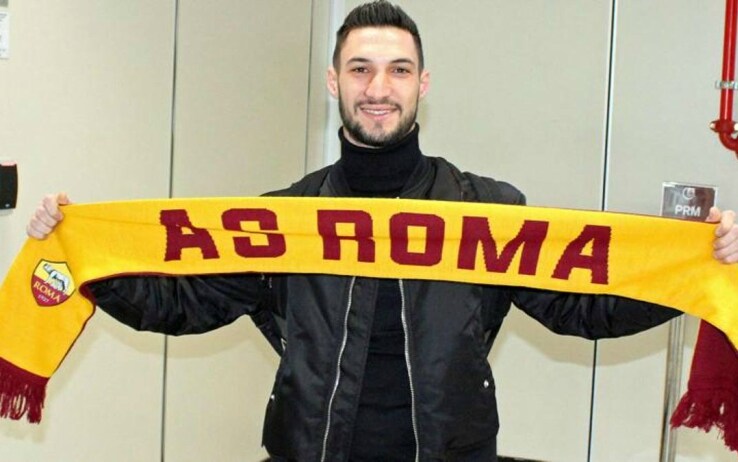 Politano posa con una sciarpa della Roma all'arrivo a Fiumicino Politano posa con una sciarpa della Roma all'arrivo a Fiumicino