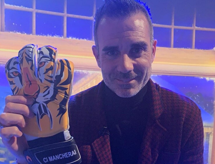 Stefano Sorrentino con i suoi caratteristici guantoni negli studi di Sky Sport