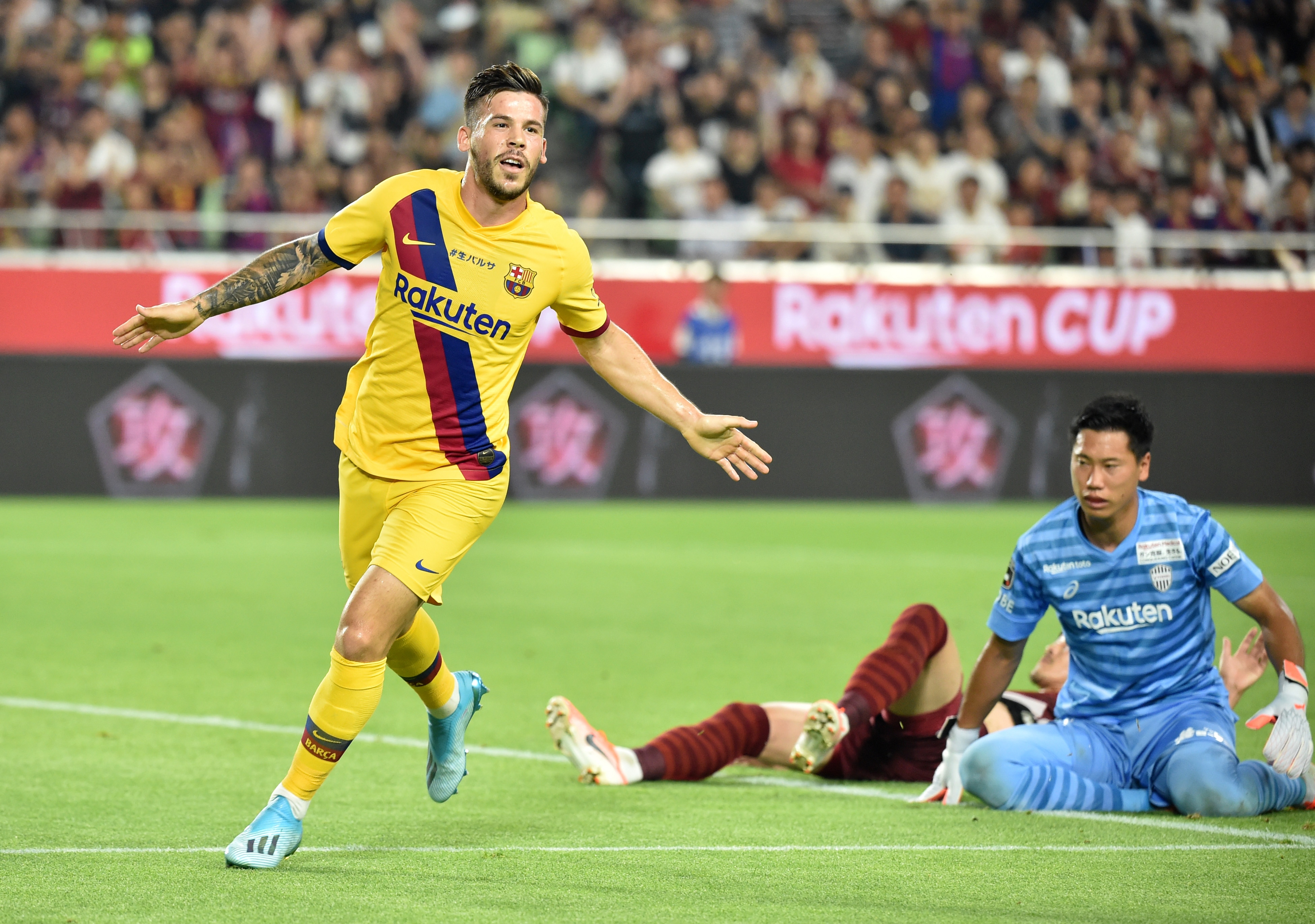 Carles Perez esulta dopo la doppietta segnata in amichevole contro il Vissel Kobe di Iniesta (27 luglio 2019)