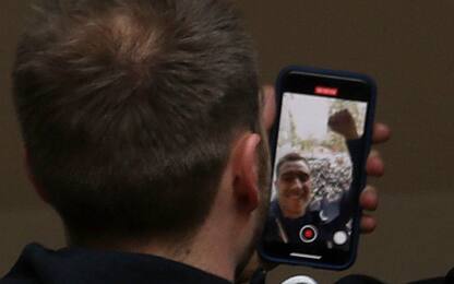 Quanti cori per Eriksen! E lui fa un selfie. VIDEO
