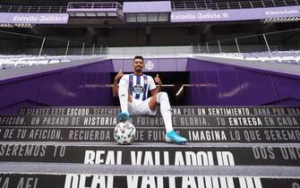 SPAIN SOCCER LALIGA epa08192059 New Real Valladolid player Matheus Fernandes poses for the photophers during his official presentation in Valladolid, Spain, 04 February 2020. Fernandes came on loan from Brazilian club CF Sociedade Esportiva Palmeiras. EPA/R. GARCIA