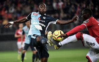 1142597646 Le Havre's Zimbabwean forward Tino Kadewere (L) vies with Valenciennes' Senegalese defender Saliou Ciss during the French L2 football match between Valenciennes and Le Havre at the Hainaut stadium in Valenciennes, on May 10, 2019. (Photo by FRANCOIS LO PRESTI / AFP) (Photo credit should read FRANCOIS LO PRESTI/AFP via Getty Images)