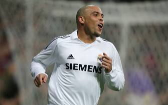 Madrid, SPAIN:  Real Madrid Brazilian Ronaldo jubilates after scoring during their Spanish league football match against Espanyol Barcelona at the Santiago Bernabeu stadium in Madrid, 04 february 2006.  AFP PHOTO/PHILIPPE DESMAZES  (Photo credit should read PHILIPPE DESMAZES/AFP via Getty Images)
