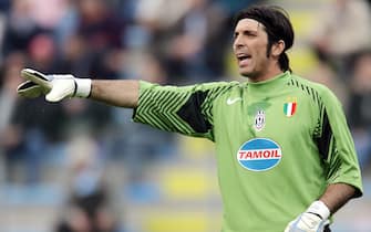 Treviso, ITALY:  Juventus' Italian goalkeeper Gianluigi Buffon gestures during his Serie A Italian football match against treviso, 01 April 2006 at Treviso's Omobono Tenni Stadium.  AFP PHOTO / Filippo MONTEFORTE  (Photo credit should read FILIPPO MONTEFORTE/AFP via Getty Images)