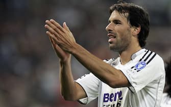 MADRID, SPAIN - SEPTEMBER 26:  Ruud Van Nistelrooy of Real Madrid applauds supporters before coming off late in the second half during the UEFA Champions League Group E match between Real Madrid and  Dynamo Kiev at the Santiago Bernabeu stadium on September 26, 2006 in Madrid, Spain.  (Photo by Denis Doyle/Getty Images)