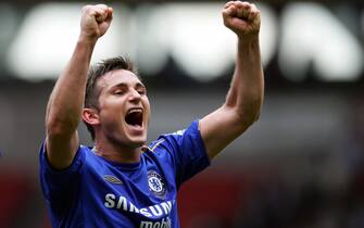 Bolton, UNITED KINGDOM:  Chelsea's Frank Lampard celebrates winning against Bolton Wanderers during their English Premiership football match at The Reebok Stadium in Bolton, 15 April 2006.  AFP PHOTO/PAUL ELLIS  Mobile and website use of domestic English football pictures subject to subscription of a license with Football Association Premier League (FAPL) tel : +44 207 298 1656. For newspapers where the football content of the printed and electronic versions are identical, no licence is necessary  (Photo credit should read PAUL ELLIS/AFP via Getty Images)