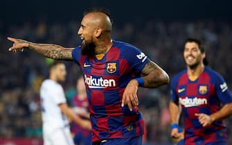 epa07958667 FC Barcelona's Arturo Vidal (C) celebrates with teammates after scoring the 2-1 lead during a Spanish LaLiga soccer match between FC Barcelona and Real Valladolid at the Camp Nou stadium in Barcelona, Spain, 29 October 2019.  EPA/Alejandro Garcia