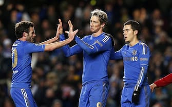 epa03497751 Fernando Torres (C) of Chelsea celebrates with his teammates Juan Mata (L) and Eden Hazard (R) after scoring the 2-0 lead during the UEFA Champions League group E soccer match between Chelsea FC and FC Nordsjaelland at Stamford Bridge in London, Britain, 05 December 2012.  EPA/KERIM OKTEN