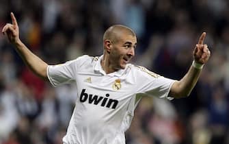 epa03157779 Real Madrid's French striker Karim Benzema celebrates after scoring the 4-1 lead during the Spanish Primera Division soccer match against Real Sociedad at Santiago Bernabeu stadium in Madrid, central Spain, 24 March 2012.  EPA/PACO CAMPOS