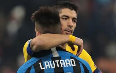 MILAN, ITALY - DECEMBER 10:  Luis Suarez of FC Barcelona embraces Lautaro Martinez of FC Internazionale at the end of the UEFA Champions League group F match between FC Internazionale and FC Barcelona at Giuseppe Meazza Stadium on December 10, 2019 in Milan, Italy.  (Photo by Emilio Andreoli/Getty Images)