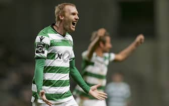 epa06380215 Sporting's Jeremy Mathieu celebrates a goal against Boavista during their Portuguese First League soccer match held at Bessa Sec XXI stadium, Porto, northern Portugal, 09 December 2017.  EPA/MANUEL ARAÚJO