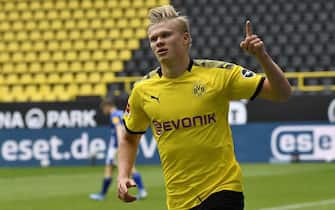 epa08425960 Dortmund's Erling Haaland celebrates after scoring the opening goal during the German Bundesliga soccer match between Borussia Dortmund and Schalke 04 in Dortmund, Germany, 16 May 2020. The German Bundesliga and Second Bundesliga are the first professional leagues to resume the season after the nationwide lockdown due to the ongoing Coronavirus (COVID-19) pandemic. All matches until the end of the season will be played behind closed doors.  EPA/MARTIN MEISSNER / POOL DFL regulations prohibit any use of photographs as image sequences and/or quasi-video.