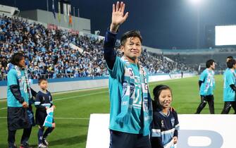 epa08121127 Yokohama FC player Kazuyoshi Miura (C) waves to fans after a soccer match in Yokohama, Japan, 24 November 2019 (issued 12 January 2020). On 11 January 2020, Yokohama FC announced the contract extension of 52-year-old Miura, the world's oldest professional soccer player.  EPA/JIJI PRESS JAPAN OUT EDITORIAL USE ONLY/  NO ARCHIVES