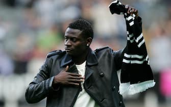 NEWCASTLE, UNITED KINGDOM - AUGUST 24: Obafemi Martins salutes the fans as he is unveiled as a new signing for Newcastle United, prior to the UEFA Cup Second qualifying round, Second leg match between Newcastle United and FK Ventspils at St James' Park on August 24, 2006 in Newcastle, England. (Photo by Alex Livesey/Getty Images)