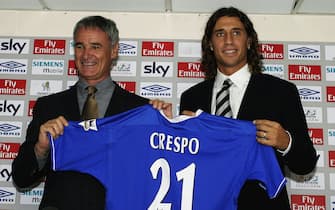 LONDON - AUGUST 29:  Hernan Crespo Chelsea's new signing and Chelsea manager Claudio Ranieri hold up a "Crespo 21" Chelsea shirt during a press conference on August 29, 2003 at Stamford Bridge, London.  (Photo by Craig Prentis/Getty Images)