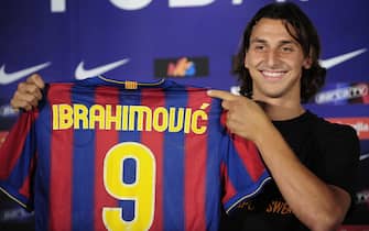 ©AP/Lapresse27/07/2009  BarcellonaEsteroPresentazione di Zlatan Ibrahimovic  allo stadio CampNou a Bercellonanella foto: Zlatan Ibrahimovic Barcelona's new signing Zlatan Ibrahimovic of Sweden poses with his jersey during his official presentation at the Camp Nou Stadium in Barcelona, Spain, Monday, July 27, 2009. (AP Photo/Manu Fernandez) 