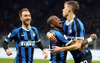 epa08177008 Inter's Nicolo Barella (R) jubilates with teammates Ashley Young (R) and Christian Eriksen (L) after scoring the 2-1 goal during the Italian Cup quarter finals soccer match between FC Inter and ACF Fiorentina at the Giuseppe Meazza stadium in Milan, Italy, 29 January 2020.  EPA/MATTEO BAZZI