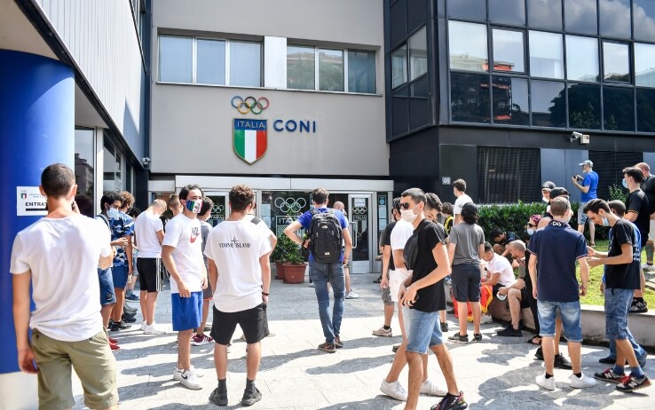 Tifosi dell'Inter aspettano l'uscita di Hakimi all'esterno della sede del Coni di Milano