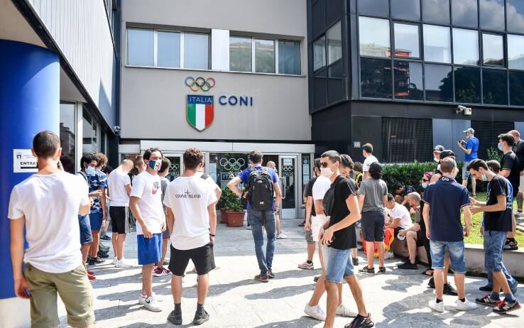 Tifosi dell'Inter aspettano l'uscita di Hakimi all'esterno della sede del Coni di Milano