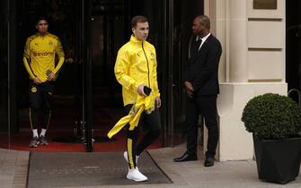 epa08283961 Dortmund's Mario Goetze (C) and Achraf Hakimi (L) leave the Royal Monceau hotel where the team stays to attend a training on the eve of the UEFA Champions League round of 16 second leg soccer match between Paris Saint-Germain and Borussia Dortmund, in Paris, France, 10 March 2020. The UEFA Champions League round of 16 soccer match between Paris Saint-Germain and Borussia Dortmund on 11 March 2020 will be played behind closed doors in order to reduce mass gatherings amid the coronavirus (COVID-19) outbreak, local authorities confirmed on 10 March 2020.  EPA/YOAN VALAT