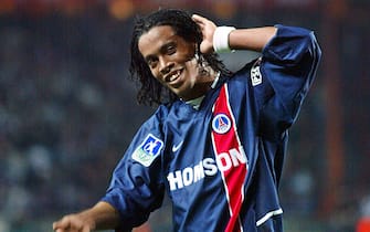 le milieu de terrain brÃ©silien du PSG Ronaldinho, auteur des premiers buts pour son Ã©quipe, salue les supporteurs parisiens, le 26 octobre 2002 au Parc des princes Ã  Paris, Ã  l'issue de la rencontre Paris-Saint-Germain/Olympique de Marseille comptant pour la 12e journÃ©e du championnat de France de football de Ligue 1. Le PSG remporte le match 3 Ã  0.  AFP PHOTO  JACQUES DEMARTHON / AFP PHOTO / -        (Photo credit should read -/AFP via Getty Images)