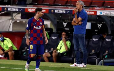 epa08535568 FC Barcelona's head coach Quique Setien (R) and forward Leo Messi (L) during the Spanish LaLiga soccer match between FC Barcelona and RCD Espanyol at Camp Nou stadium in Barcelona, north-eastern Spain, 08 July 2020.  EPA/ALBERTO ESTEVEZ