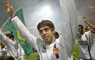 LYON, FRANCE:  Lyon's Brazilian midfielder Juninho at the end of the French first league football match between Lyon and Lille, 23 May 2004 at the Gerland Stadium in Lyon. Lyon became France's L1 champion for the third time consecutively. AFP PHOTO FRED DUFOUR  (Photo credit should read FRED DUFOUR/AFP via Getty Images)