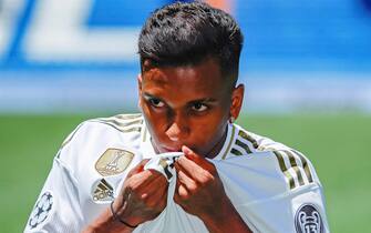 epa07655466 Real Madrid's new Brazilian forward Rodrygo Goes poses for photographers during his presentation as new player of the Spanish La Liga soccer club at Santiago Bernabeu Stadium in Madrid, Spain, 18 June 2019. Rodrygo joins Real Madrid from Brazilian side FC Santos for a reported transfer fee of about 45 million euro.  EPA/EMILIO NARANJO