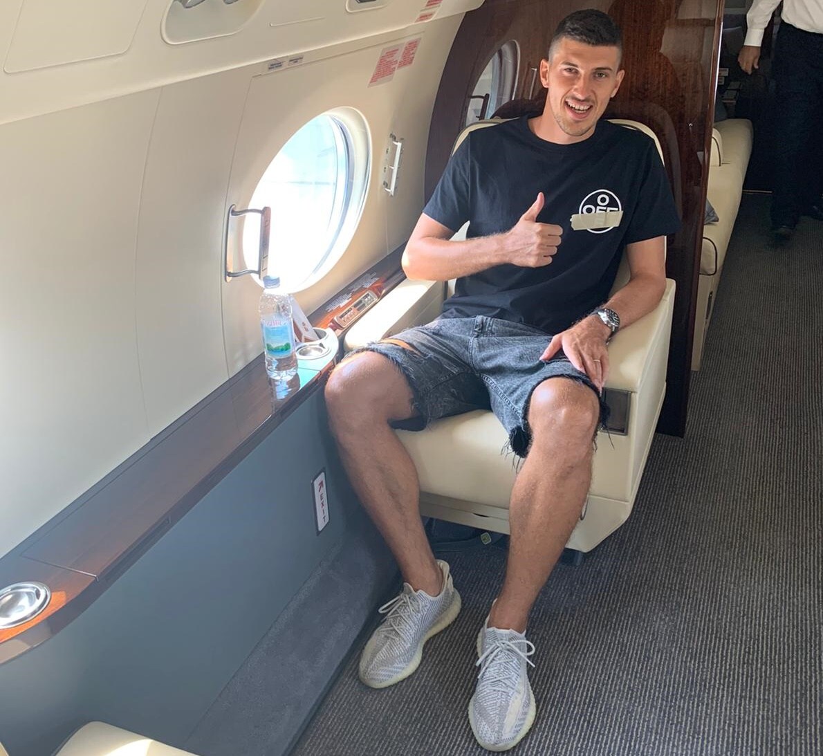 Mirko Maric a bordo del volo privato che l'ha portato in Italia