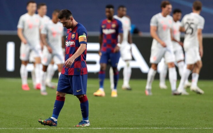 Messi a testa bassa dopo l'ennesimo gol del Bayern Monaco nel quarto di finale di Champions