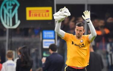 Handanovic rinnova con l'Inter: firma fino al 2022