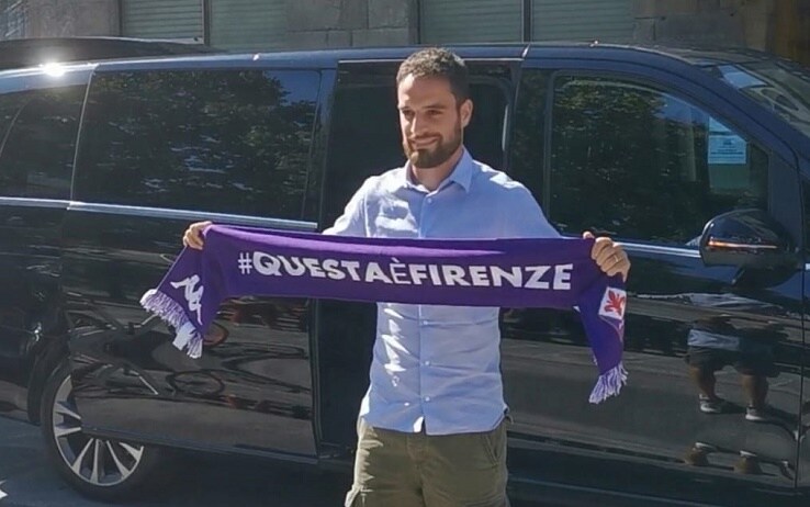 Bonaventura in posa con la sciarpa della Fiorentina