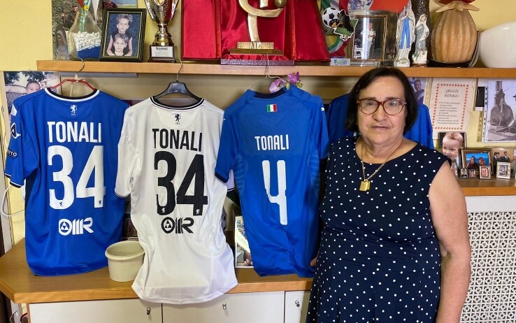 Nonna Biagina mostra con orgoglio le maglie indossate da suo nipote