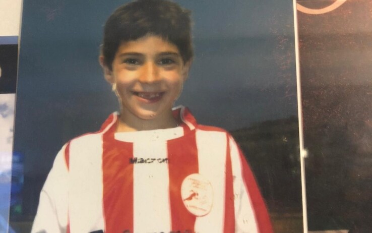 Un sorridente, ma sdentato, Tonali sfoggia la maglia del San Rocco 80
